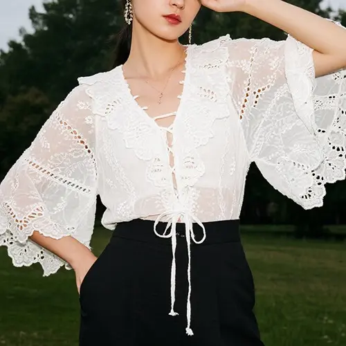 蝙蝠袖蕾絲上衣